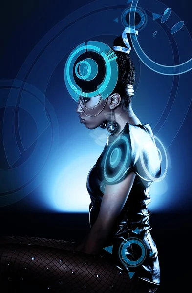 Atractiva mujer africana con holograma en la cabeza — Foto de Stock