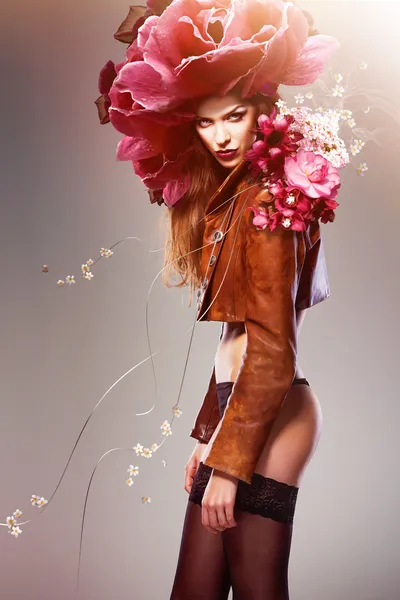 Atrakcyjny sexy kobieta z kwiatami — Zdjęcie stockowe