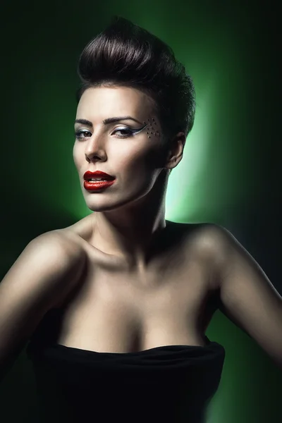 Esmer sexy kadın koyu yeşil ışık — Stok fotoğraf