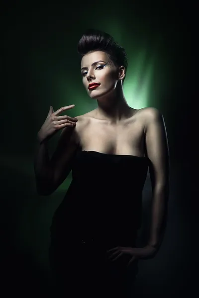 Bruneta sexy žena v zelené světlo — Stock fotografie