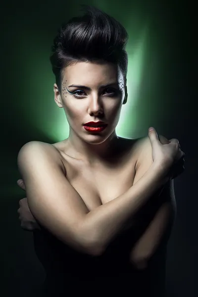 Brünette Frau im grünen Licht — Stockfoto
