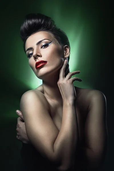 Brunette vrouw met rode lippen in groen licht — Stockfoto