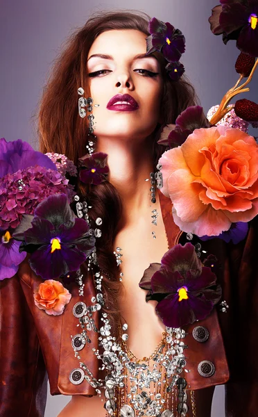 Donna erotica con accessorio in argento nei fiori — Foto Stock