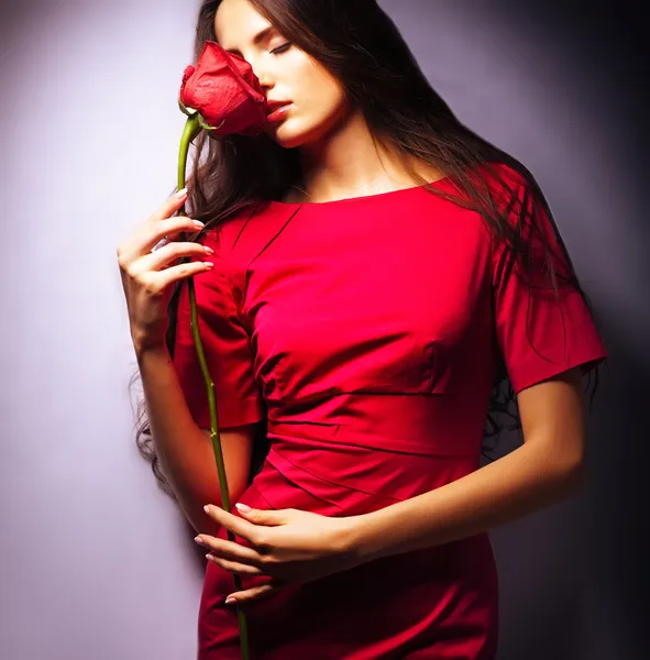 Ομορφιά κορίτσι με τριαντάφυλλο — Φωτογραφία Αρχείου