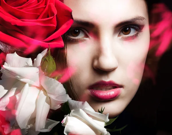 Aantrekkelijke vrouw met witte en rode rozen — Stockfoto
