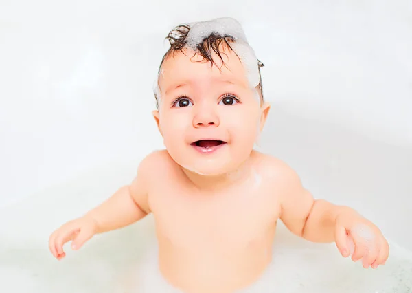 Bambino felice si bagna in un bagno — Foto Stock