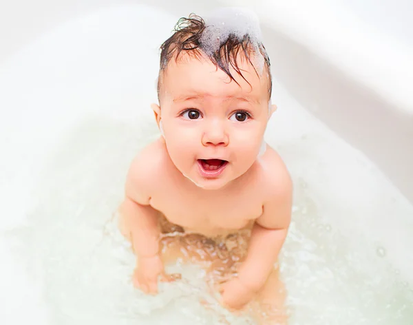 Pequeño bebé salpicando en el baño — Foto de Stock