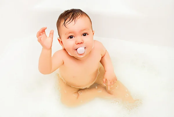 可爱的宝宝男孩考虑在浴 — 图库照片