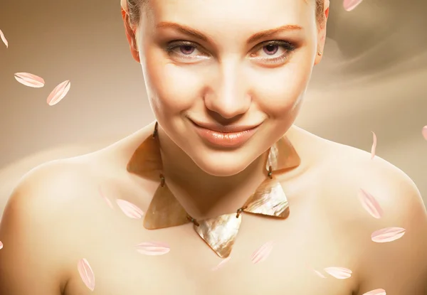 Vuxen kvinna med accessorize på sepia bakgrund med kronblad — Stockfoto
