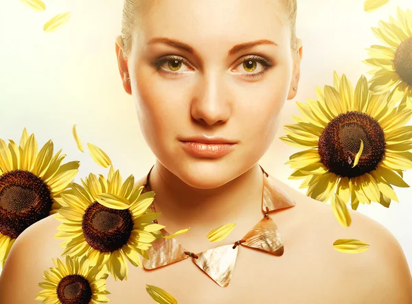 Atraktivní krásná žena s accessorize a slunečnice — Stock fotografie