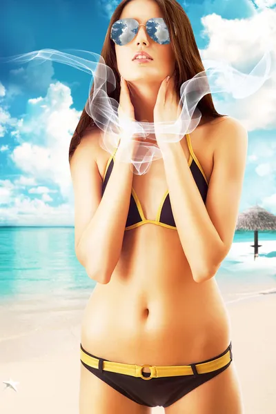 Atractiva mujer morena en gafas de sol en tela blanca en la b —  Fotos de Stock