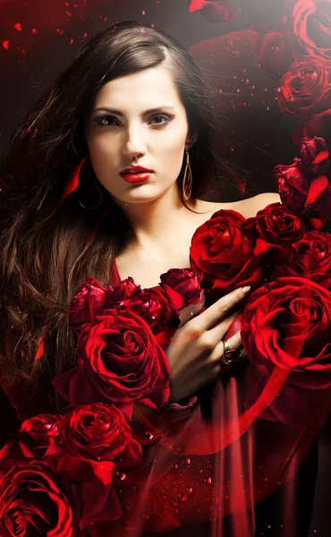Attraktive Frau in rotem Tuch mit roten Rosen — Stockfoto