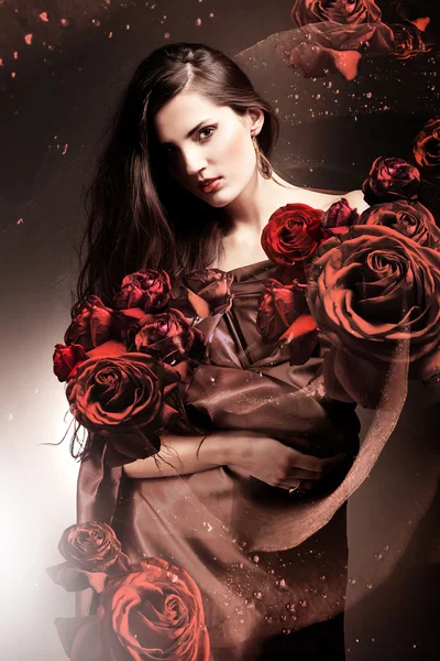 Mulher bonita em tecido de chocolate com rosas de chocolate — Fotografia de Stock