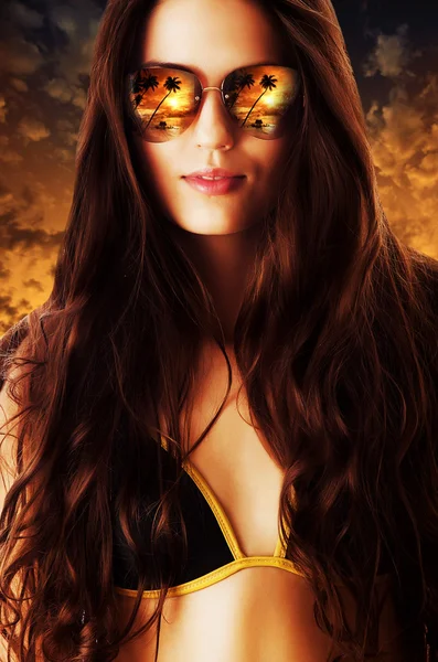 Крупний план портрет жінки в сонцезахисних окулярах на пляжі — стокове фото