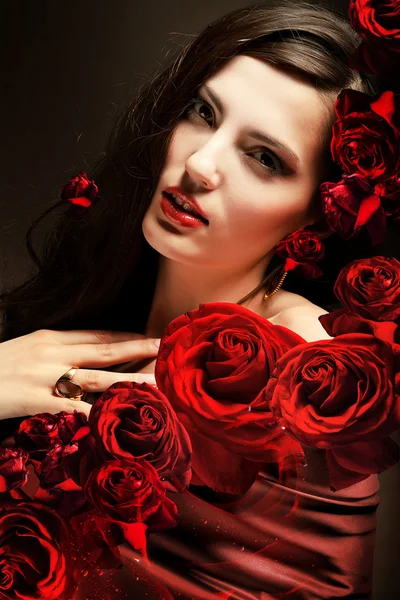 Close-up πορτρέτο της γυναίκας με κόκκινα τριαντάφυλλα — Φωτογραφία Αρχείου