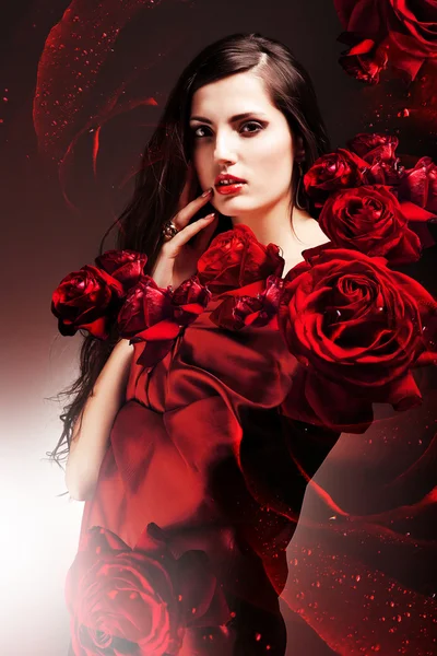 Sexy Frau in rotem Stoff mit roten Rosen — Stockfoto