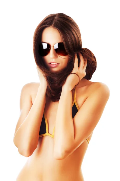 Kvinna i solglasögon och håret runt halsen — Stockfoto