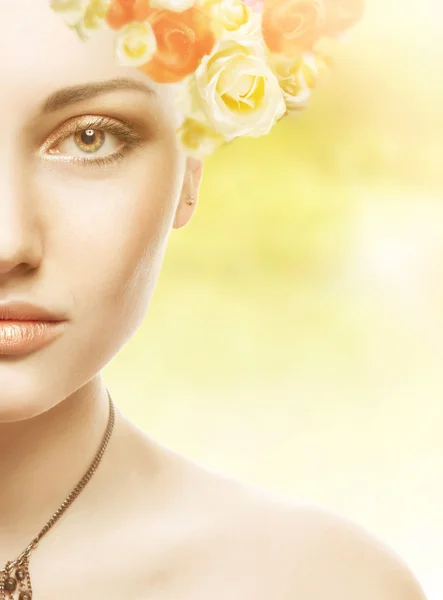 Schöne Mädchen face.whits perfekte Haut mit Blumen — Stockfoto