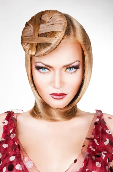 Piękny retro kobiety blondynka o niebieskich oczach — Zdjęcie stockowe