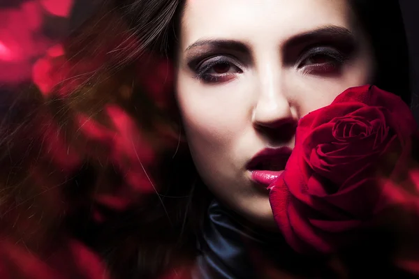 Schöne Frau mit großer roter Rose — Stockfoto