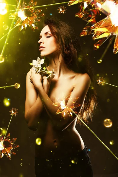 Mulher bonita com flor branca em torno de estrelas de cristal — Fotografia de Stock