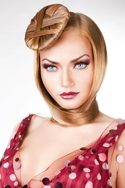 Blond dama z niebieskie oczy i włosy wokół szyi — Zdjęcie stockowe