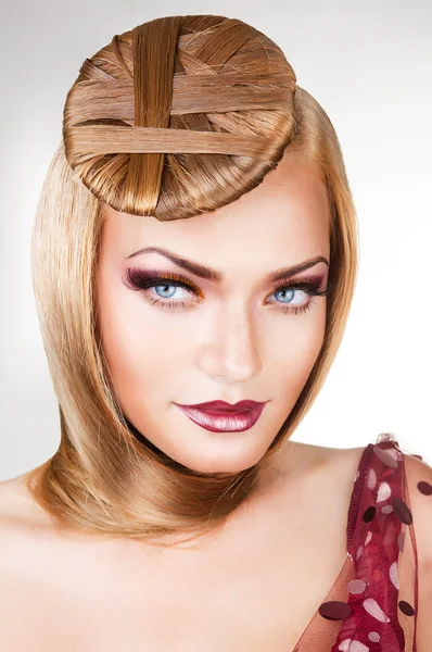 Blond sexy dame met blauwe ogen en haren rond hals — Stockfoto