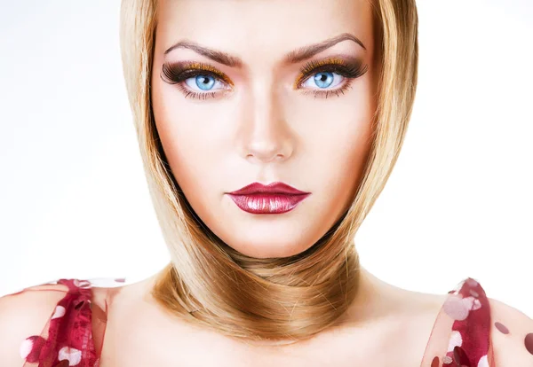 Blonde vrouw met blauwe ogen en haren rond hals — Stockfoto