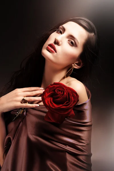 Chocolate colorido mulher atraente com rosa vermelha — Fotografia de Stock