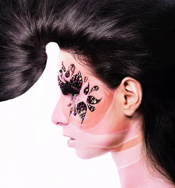 Rosa blomma kvinna med kreativa hår och ansikte konst — Stockfoto