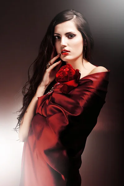 Mujer sexy en tela roja con rosa roja — Foto de Stock