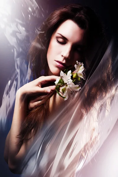 Kobieta z białych kwiatów i wody — Zdjęcie stockowe