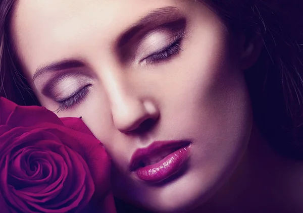Podobizna tvář ženy s růží — Stock fotografie