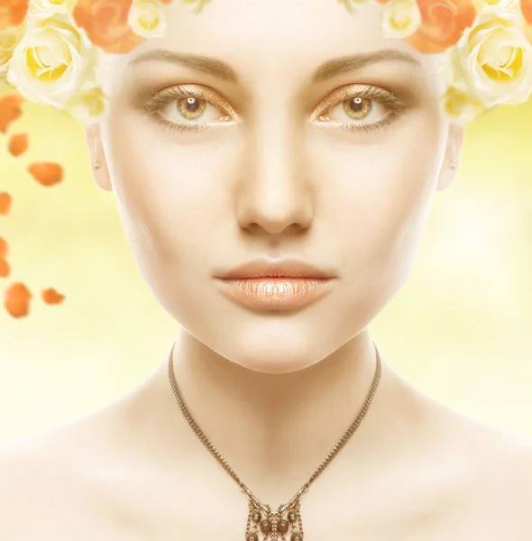 Schöne Mädchen face.whits perfekte Haut mit Blumen — Stockfoto