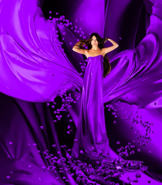 Богиня любви в фиолетовом платье и сердцах — стоковое фото