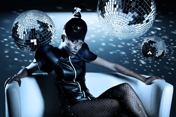 Atraktivní Afričanka s disco koule — Stock fotografie