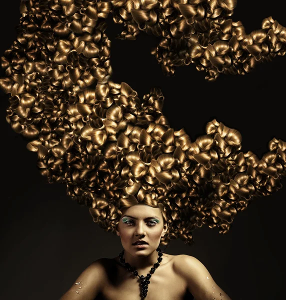 Altın kıvırcık saç modeli ile güzel seksi kadın — Stok fotoğraf