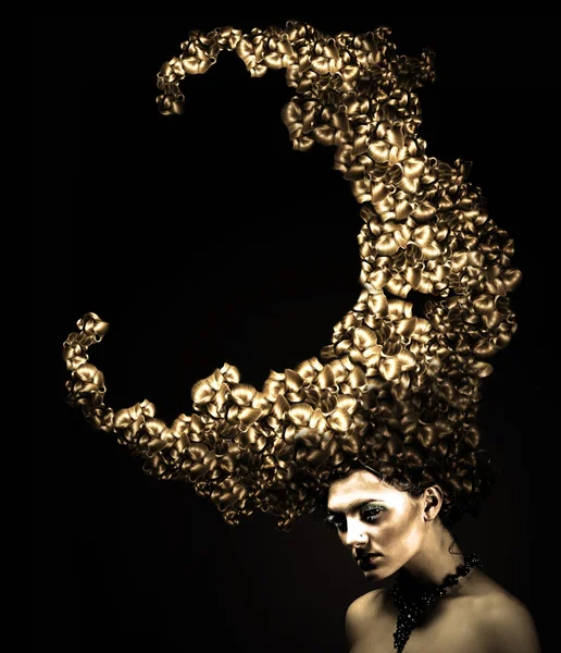 Hermosa mujer con cabello dorado luna — Foto de Stock