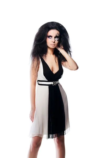 Bruneta žena v černé a bílé šaty s černými vlasy a umění — Stock fotografie