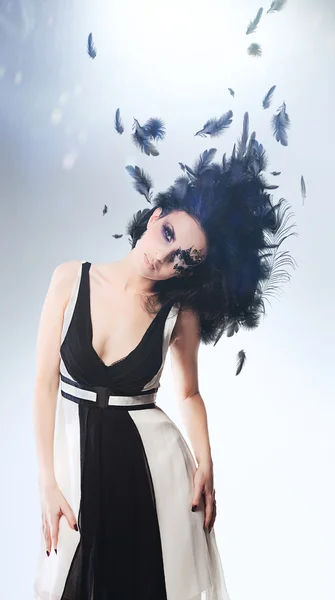 Brunette vrouw met prachtige kapsel van zwarte veren — Stockfoto
