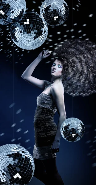 Meisje met een heleboel krullend haar en disco ballen — Stockfoto
