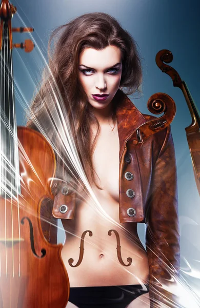 Schöne erotische Geigerin in brauner Jacke mit Geige — Stockfoto
