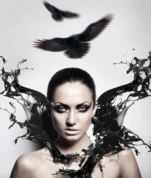 性感黑色闪屏和乌鸦的黑发女人 — 图库照片