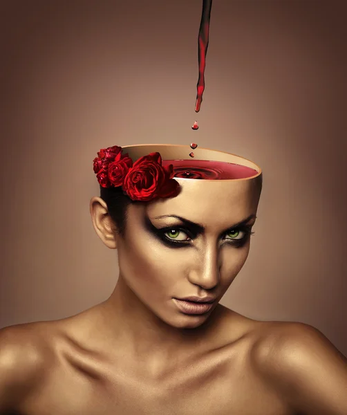 Vrouw met wijn in hoofd en rozen — Stockfoto