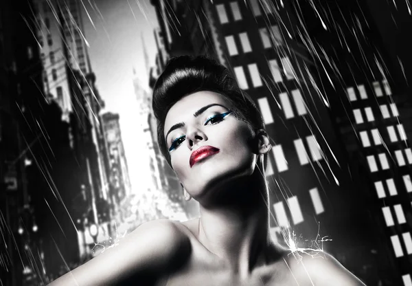 Ελκυστική μελαχρινή γυναίκα με κόκκινα χείλη στην βροχερή πόλη — Φωτογραφία Αρχείου