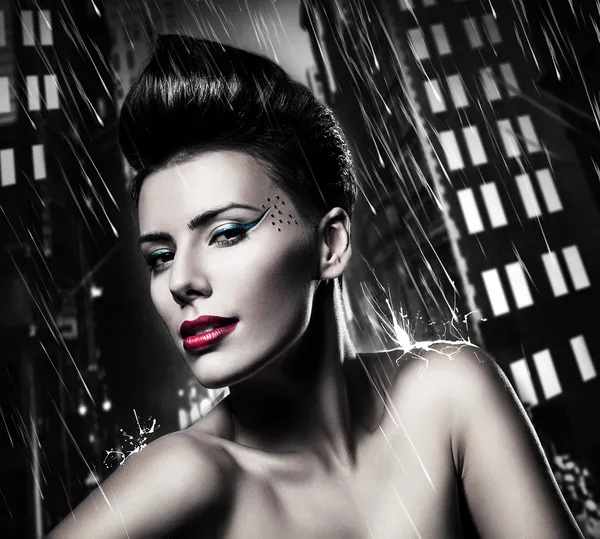 Sexy brunette vrouw met rode lippen in regenachtige stad — Stockfoto