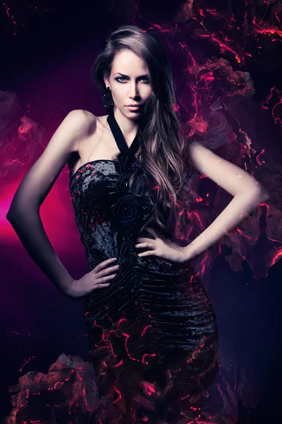Sexy vrouw in zwarte jurk — Stockfoto