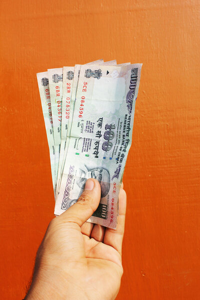 Деньги в руке