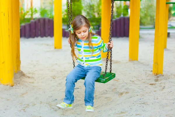 Feliz niña en swing — Foto de Stock