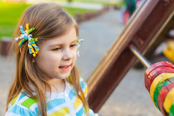 Ein süßes junges Mädchen hat Spaß auf der Playgroung — Stockfoto